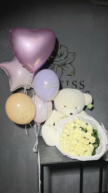 Подарунковий сет «Свято для тебе» — 41 троянда, ведмедик та кульки — доставка квітів у Дніпрі